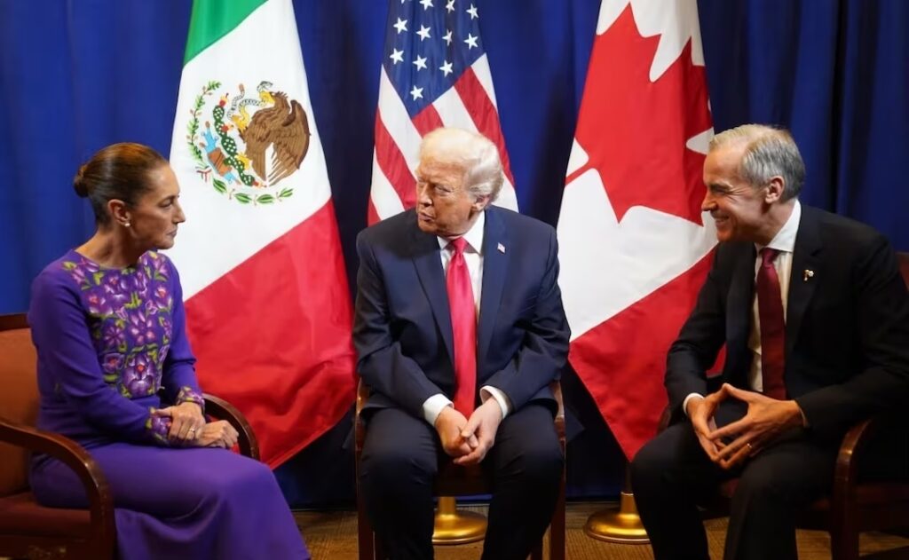 Claudia Sheinbaum conversa con Donald Trump y Mark Carney frente a las banderas de México, Estados Unidos y Canadá.