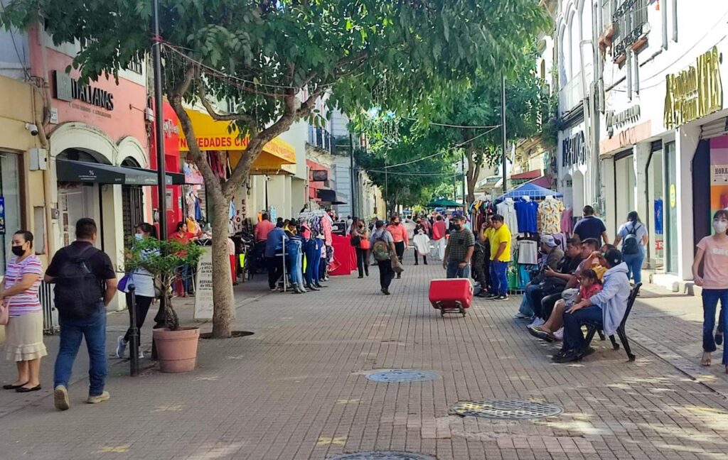 Actividad comercial y peatonal en el Centro de Villahermosa, Tabasco