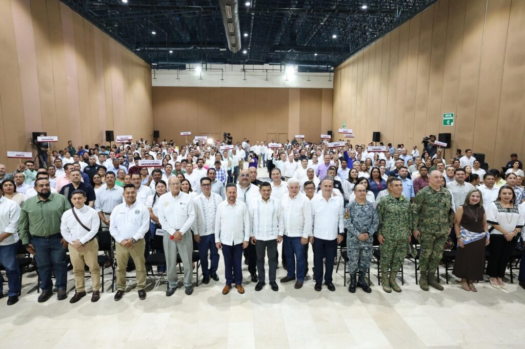Mandos militares y ciudadanos durante la instalación de los Consejos de Paz y Justicia Cívica en Tabasco
