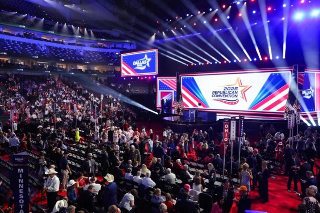 Asistentes y delegados durante la convención republicana de mitad de mandato en el American Airlines Center de Dallas