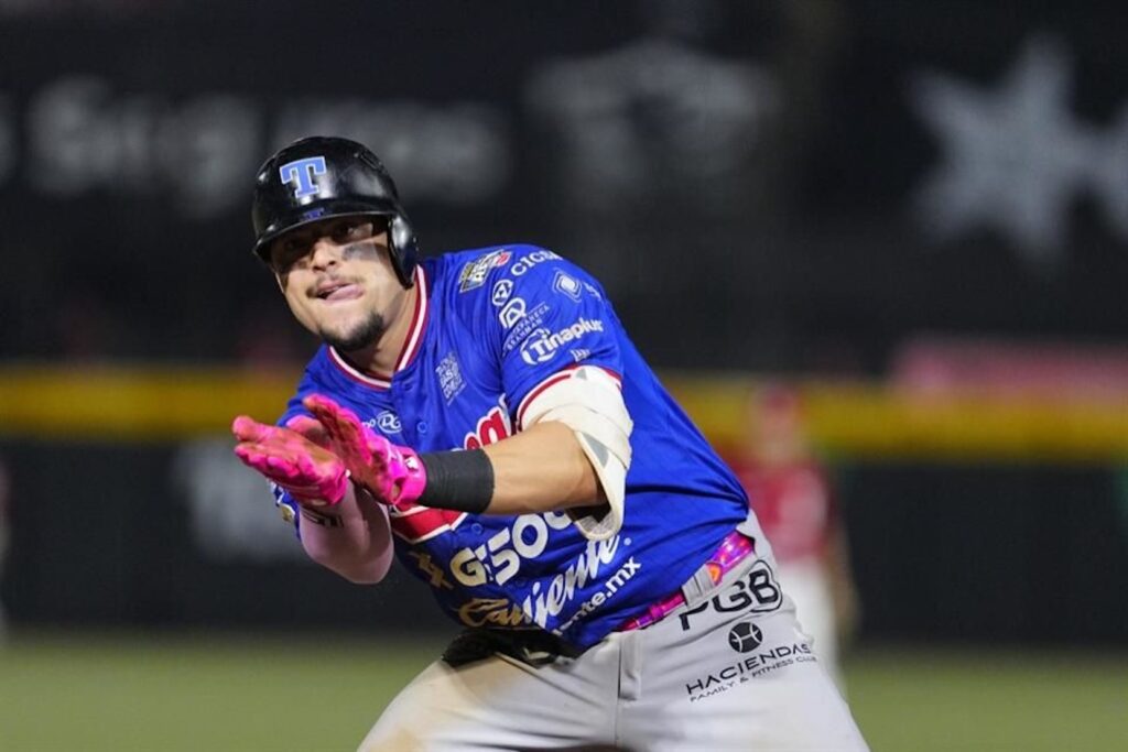 Jugador de Olmecas de Tabasco se prepara para recibir la pelota durante una jugada defensiva.