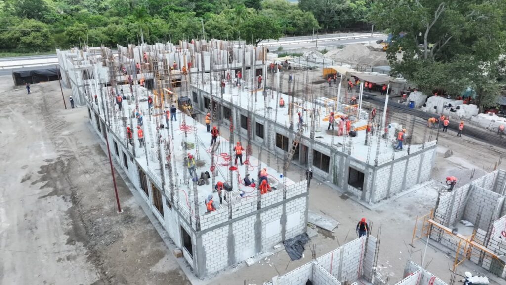 Vista aérea de edificios habitacionales en proceso de construcción en Tabasco