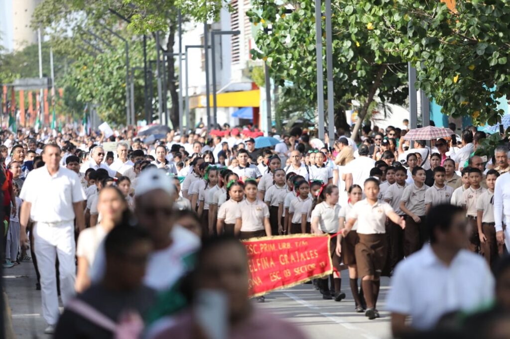 Estudiantes marchan con pancarta escolar durante el Desfile Cívico Militar en el Malecón de Villahermosa