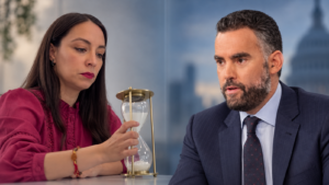 Composición editorial de una mujer con un reloj de arena y un hombre de traje colocados frente a frente tras una discusión en X.
