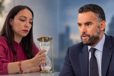 Composición editorial de una mujer con un reloj de arena y un hombre de traje colocados frente a frente tras una discusión en X.