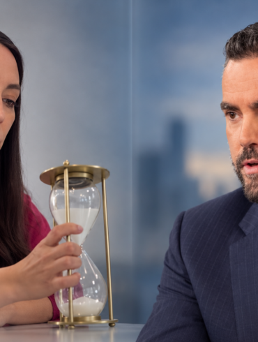 Composición editorial de una mujer con un reloj de arena y un hombre de traje colocados frente a frente tras una discusión en X.