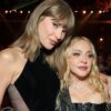Dos grandes figuras del pop posan juntas durante una ceremonia de los MTV VMAs