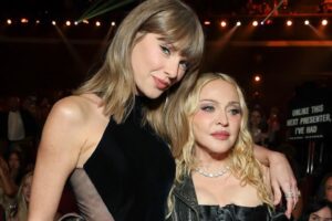 Dos grandes figuras del pop posan juntas durante una ceremonia de los MTV VMAs