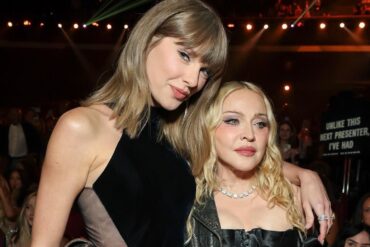 Dos grandes figuras del pop posan juntas durante una ceremonia de los MTV VMAs