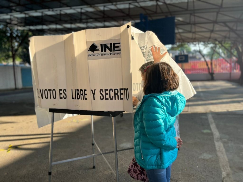 Ciudadanos emiten su voto en una casilla durante una jornada electoral en México