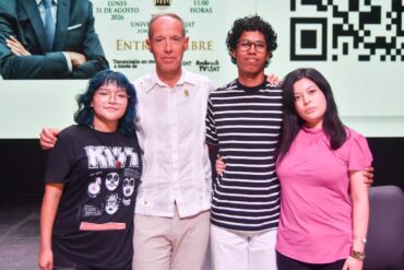 Francesc Torralba durante su conferencia magistral sobre el arte de saber escuchar ante estudiantes de la UJAT