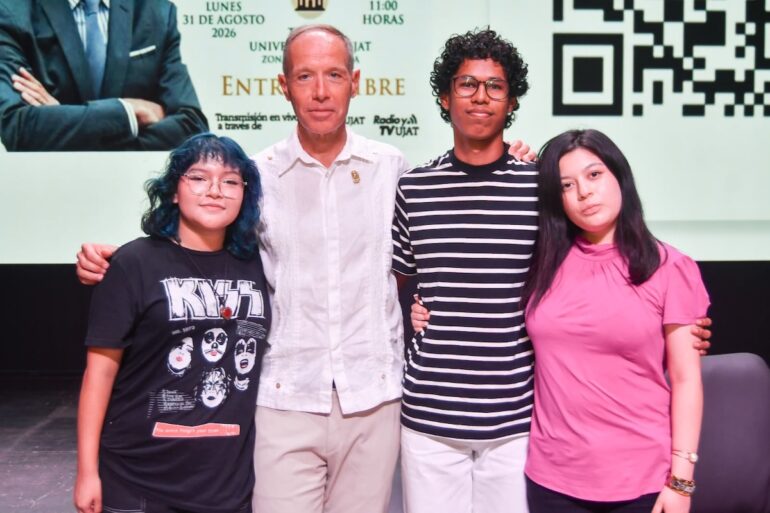 Francesc Torralba durante su conferencia magistral sobre el arte de saber escuchar ante estudiantes de la UJAT