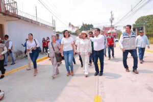 Yolanda Osuna Huerta durante la entrega de la obra integral en la calle 25 de La Florida