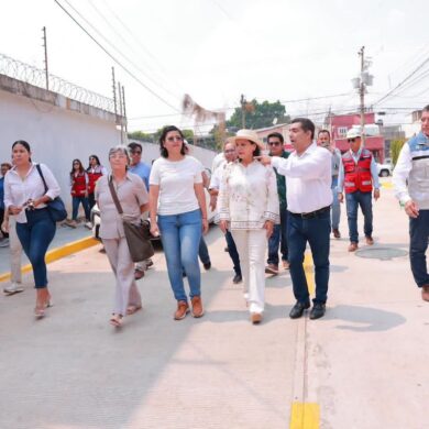 Yolanda Osuna Huerta durante la entrega de la obra integral en la calle 25 de La Florida