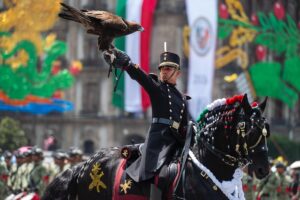 Claudia Sheinbaum encabeza el Desfile Cívico Militar por el 216 aniversario de la Independencia en el Zócalo de Ciudad de México