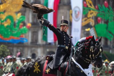 Claudia Sheinbaum encabeza el Desfile Cívico Militar por el 216 aniversario de la Independencia en el Zócalo de Ciudad de México