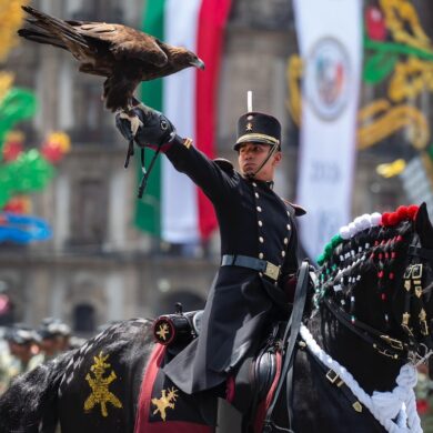 Claudia Sheinbaum encabeza el Desfile Cívico Militar por el 216 aniversario de la Independencia en el Zócalo de Ciudad de México