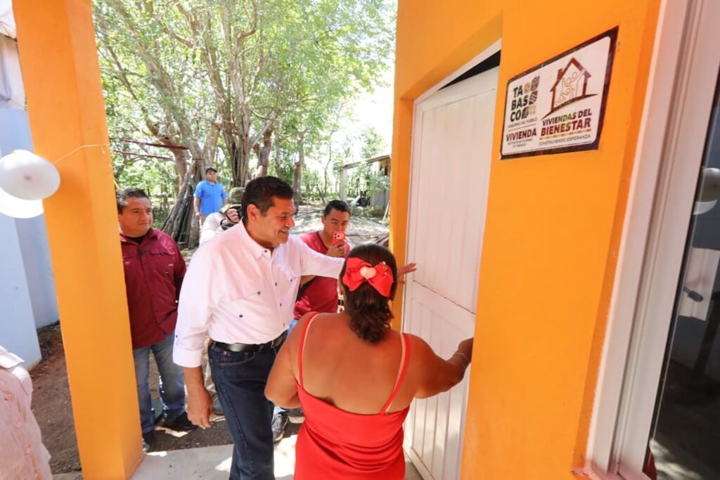 Beneficiaria abre la puerta de una vivienda entregada por el programa Viviendas para el Bienestar en Centro.