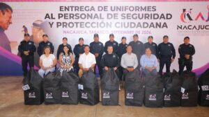 Roberto Ocaña Leyva entrega uniformes a elementos de Seguridad y Protección Ciudadana de Nacajuca