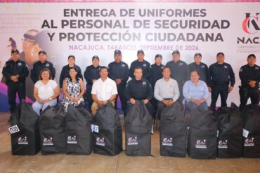 Roberto Ocaña Leyva entrega uniformes a elementos de Seguridad y Protección Ciudadana de Nacajuca