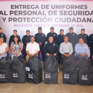 Roberto Ocaña Leyva entrega uniformes a elementos de Seguridad y Protección Ciudadana de Nacajuca