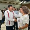 Directora escolar recibe documento de certeza jurídica durante la entrega de escrituras a escuelas en Villahermosa