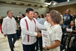 Directora escolar recibe documento de certeza jurídica durante la entrega de escrituras a escuelas en Villahermosa