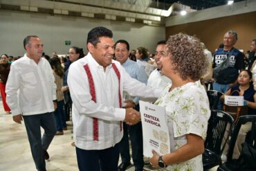 Directora escolar recibe documento de certeza jurídica durante la entrega de escrituras a escuelas en Villahermosa