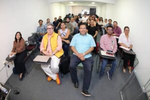 Alumnos de la Maestría en Derecho para la Administración Pública durante una sesión sobre estructura de la Administración Pública