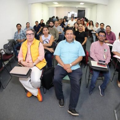 Alumnos de la Maestría en Derecho para la Administración Pública durante una sesión sobre estructura de la Administración Pública