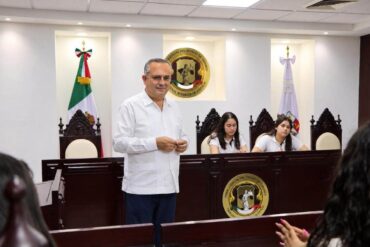 Estudiantes del Colegio Champal durante su recorrido por el Tribunal Superior de Justicia