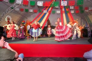 Jóvenes universitarios participan en la Fiesta Mexicana 2026 de la UJAT