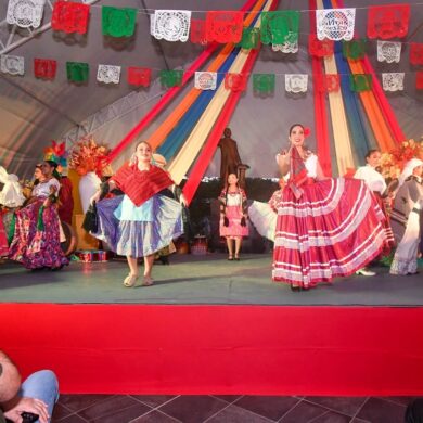 Jóvenes universitarios participan en la Fiesta Mexicana 2026 de la UJAT