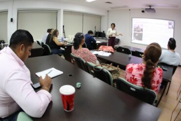 Profesionales y personas servidoras públicas durante una jornada de la Maestría en Derecho para la Administración Pública del IAP Tabasco