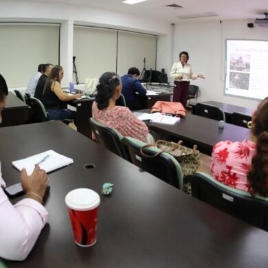 Profesionales y personas servidoras públicas durante una jornada de la Maestría en Derecho para la Administración Pública del IAP Tabasco