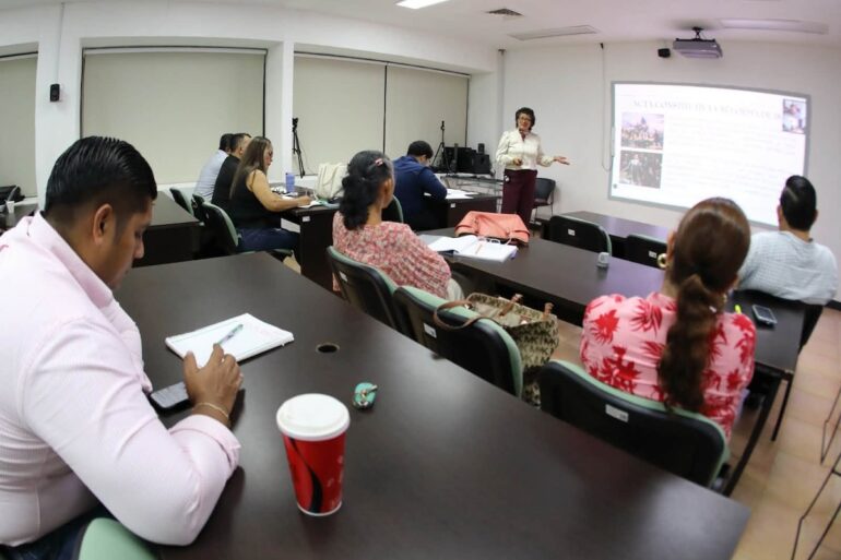 Profesionales y personas servidoras públicas durante una jornada de la Maestría en Derecho para la Administración Pública del IAP Tabasco