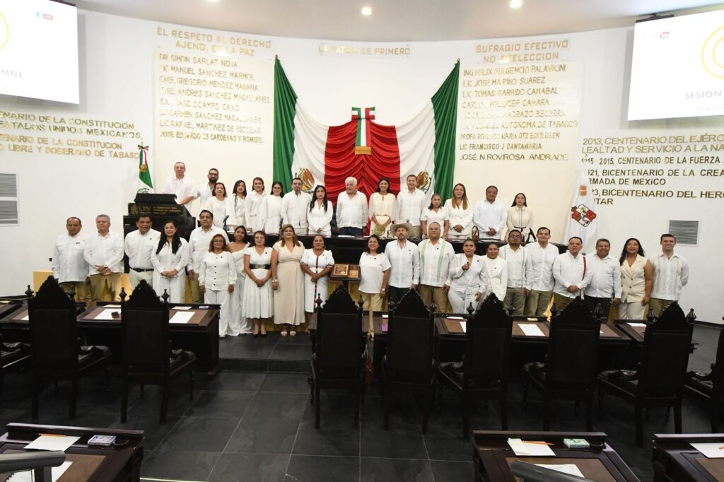 Fotografía de grupo de los diputados de la LXV Legislatura de Tabasco junto al secretario de Gobierno, tras la sesión solemne de apertura