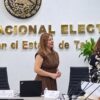 Gabriela Georgina Sánchez Zavala, presidenta del Consejo Local del INE en Tabasco, de pie en la sala de sesiones junto al escudo nacional
