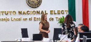Gabriela Georgina Sánchez Zavala, presidenta del Consejo Local del INE en Tabasco, de pie en la sala de sesiones junto al escudo nacional