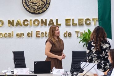 Gabriela Georgina Sánchez Zavala, presidenta del Consejo Local del INE en Tabasco, de pie en la sala de sesiones junto al escudo nacional