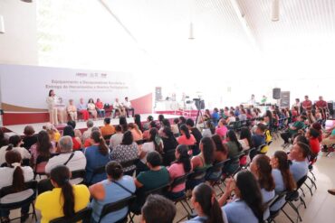 Yolanda Osuna Huerta durante la entrega de equipamiento para desayunadores escolares y herramientas para 20 Huertos Pedagógicos en Centro