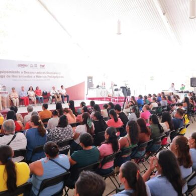 Yolanda Osuna Huerta durante la entrega de equipamiento para desayunadores escolares y herramientas para 20 Huertos Pedagógicos en Centro