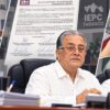 Jorge Alberto Zavala Frías al centro, rodeado por los cuatro consejeros del IEPCT que solicitaron analizar su remoción, con el oficio firmado al fondo.