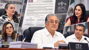 Jorge Alberto Zavala Frías al centro, rodeado por los cuatro consejeros del IEPCT que solicitaron analizar su remoción, con el oficio firmado al fondo.
