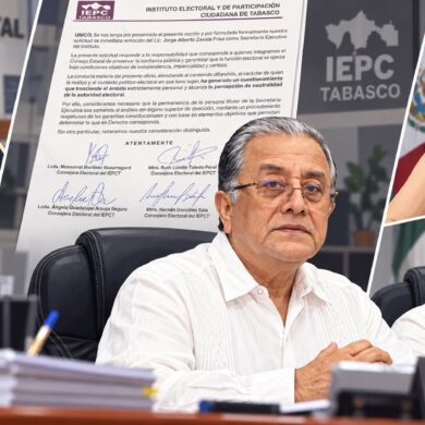 Jorge Alberto Zavala Frías al centro, rodeado por los cuatro consejeros del IEPCT que solicitaron analizar su remoción, con el oficio firmado al fondo.