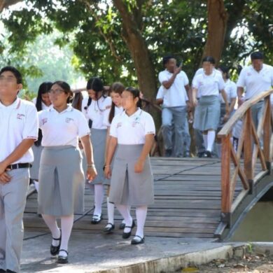 Puente peatonal del COBATAB Plantel 27 de Nacajuca