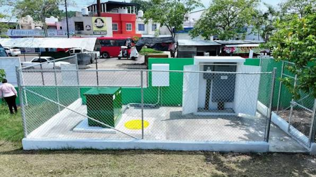 Instalación eléctrica de la CFE cercada en una zona urbana de Tabasco