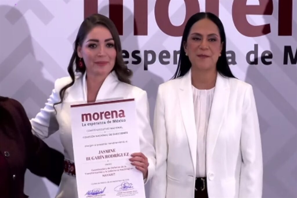 Jasmine Bugarín sostiene la constancia de Morena que la acredita como coordinadora en Nayarit rumbo a la elección de 2027.