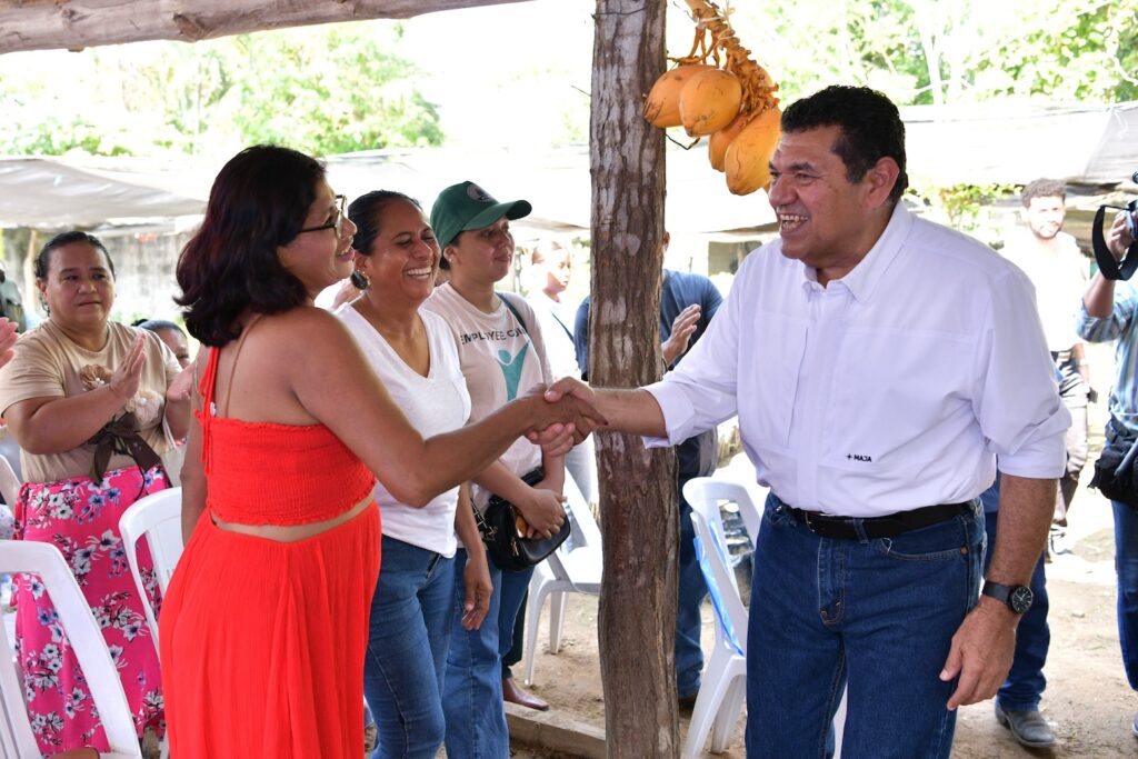 Javier May saluda a una mujer durante una visita a una comunidad de Tabasco
