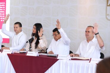 Javier May y funcionarios votan durante sesión del Consejo Estatal de Seguridad Pública de Tabasco